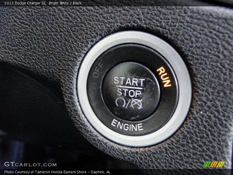 Bright White / Black 2011 Dodge Charger SE