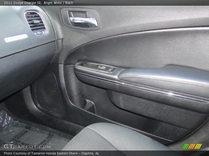 Bright White / Black 2011 Dodge Charger SE