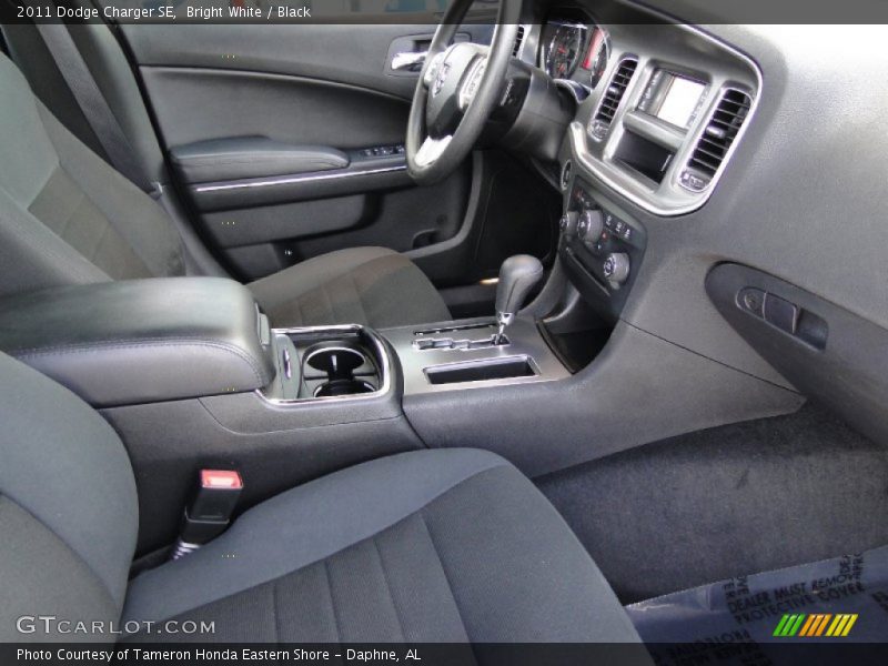 Bright White / Black 2011 Dodge Charger SE