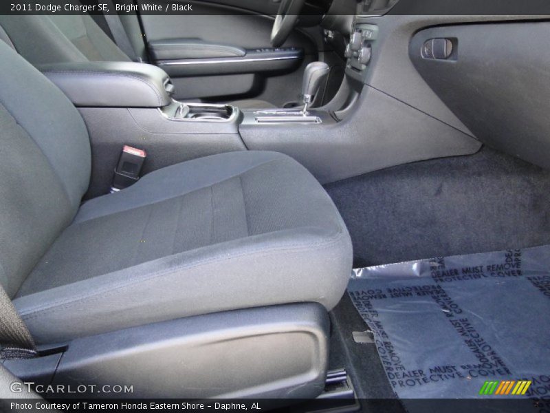 Bright White / Black 2011 Dodge Charger SE