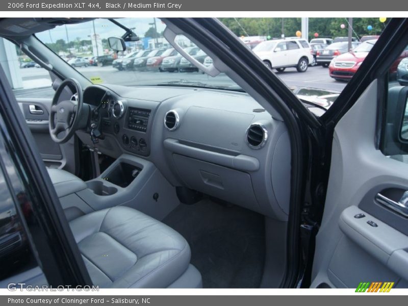 Black / Medium Flint Grey 2006 Ford Expedition XLT 4x4