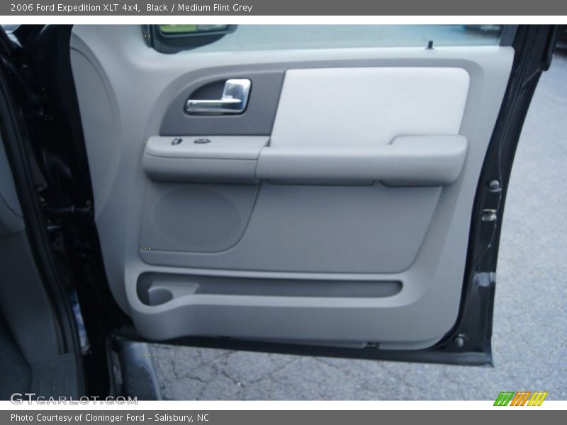 Black / Medium Flint Grey 2006 Ford Expedition XLT 4x4