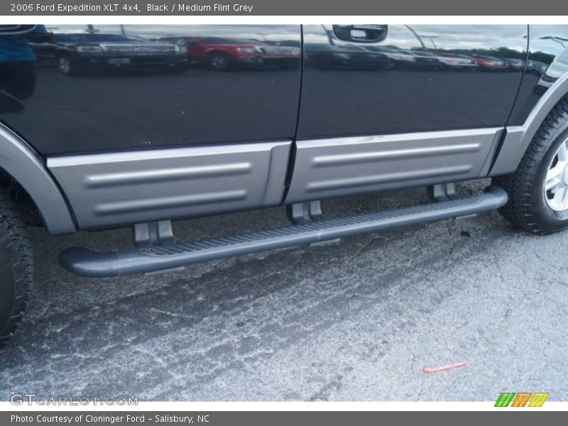 Black / Medium Flint Grey 2006 Ford Expedition XLT 4x4