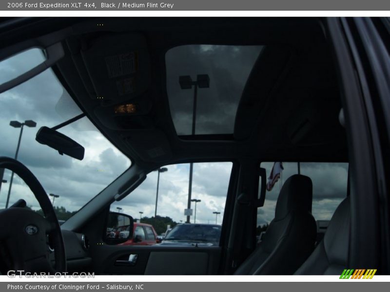 Black / Medium Flint Grey 2006 Ford Expedition XLT 4x4