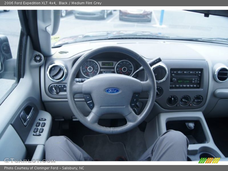 Black / Medium Flint Grey 2006 Ford Expedition XLT 4x4
