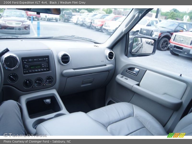 Black / Medium Flint Grey 2006 Ford Expedition XLT 4x4