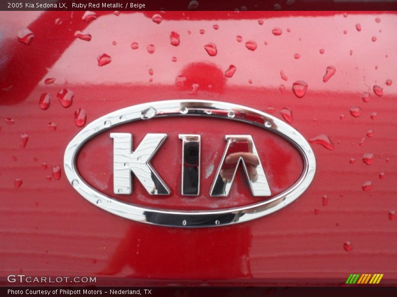 Ruby Red Metallic / Beige 2005 Kia Sedona LX