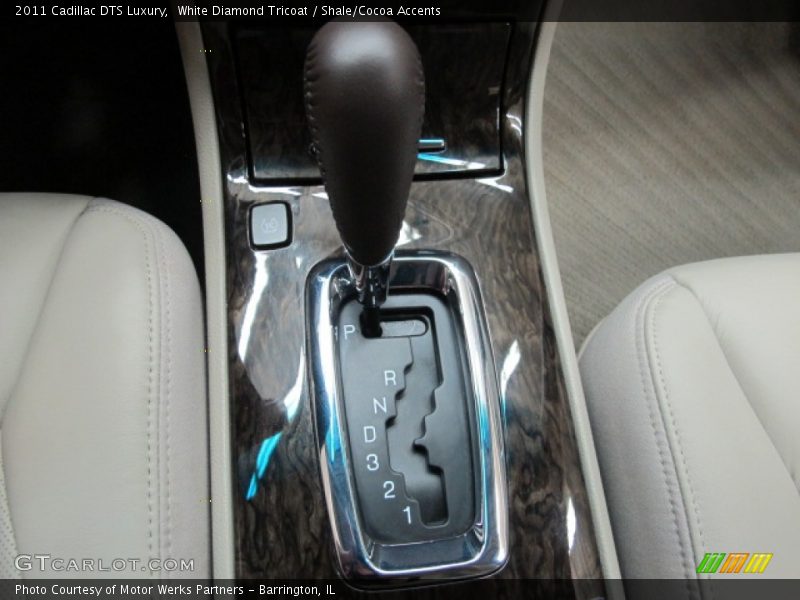 White Diamond Tricoat / Shale/Cocoa Accents 2011 Cadillac DTS Luxury