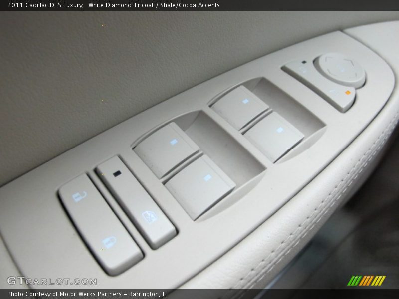 White Diamond Tricoat / Shale/Cocoa Accents 2011 Cadillac DTS Luxury