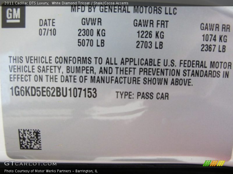 White Diamond Tricoat / Shale/Cocoa Accents 2011 Cadillac DTS Luxury