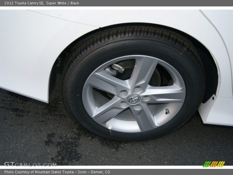 Super White / Black 2012 Toyota Camry SE