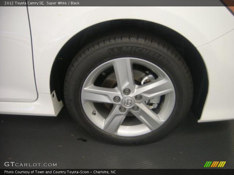 Super White / Black 2012 Toyota Camry SE