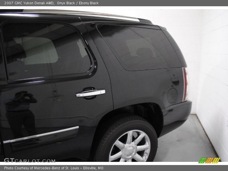 Onyx Black / Ebony Black 2007 GMC Yukon Denali AWD