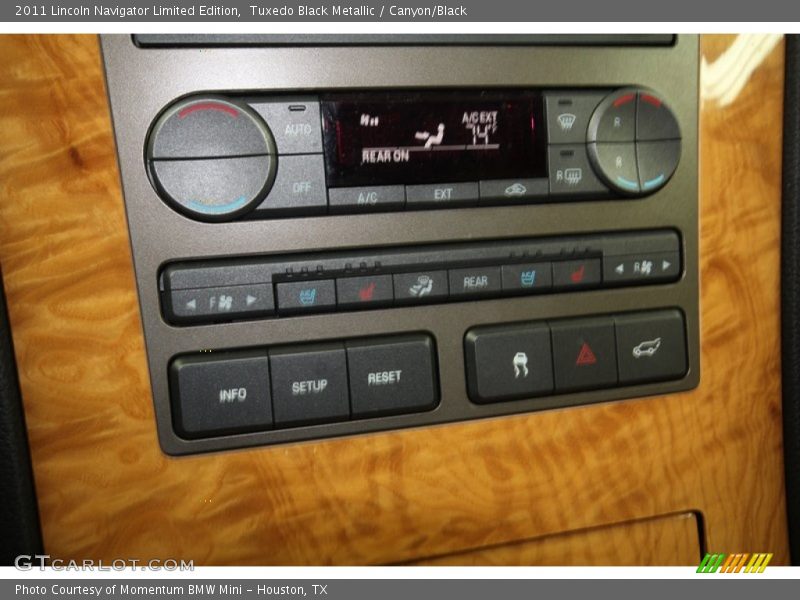 Controls of 2011 Navigator Limited Edition