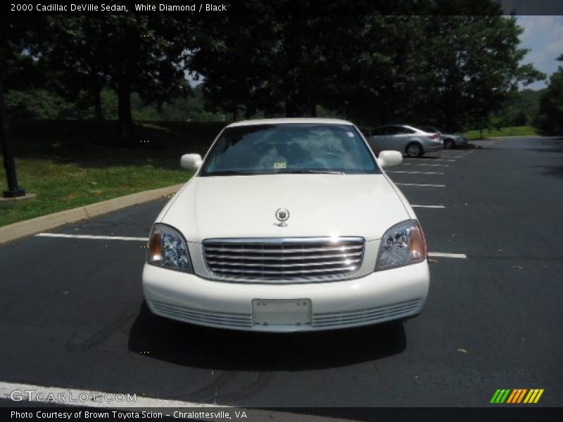 White Diamond / Black 2000 Cadillac DeVille Sedan