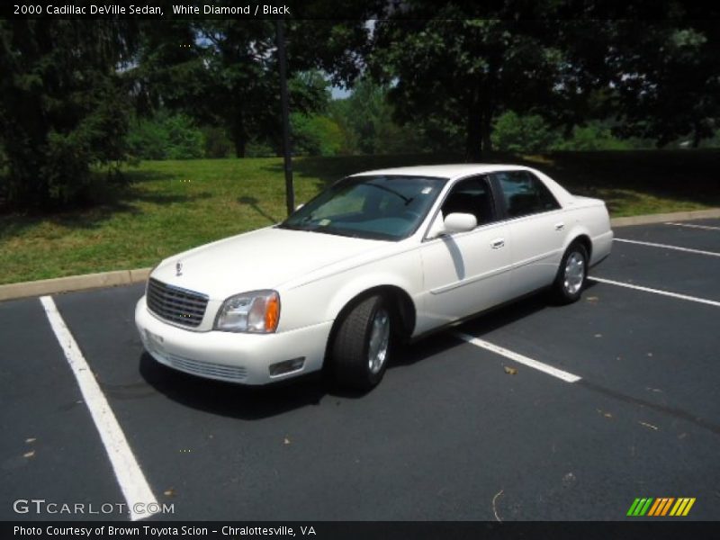 White Diamond / Black 2000 Cadillac DeVille Sedan