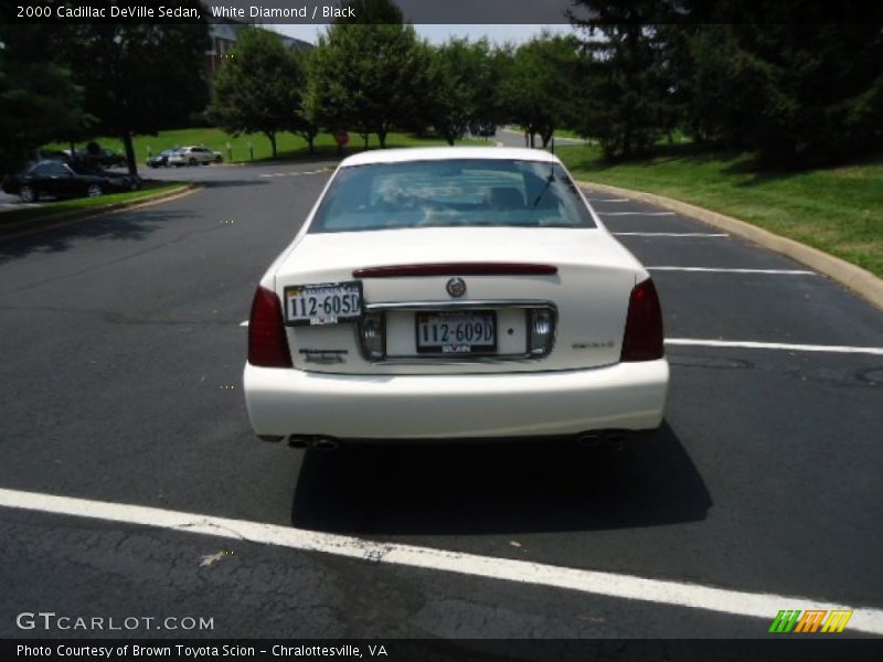 White Diamond / Black 2000 Cadillac DeVille Sedan