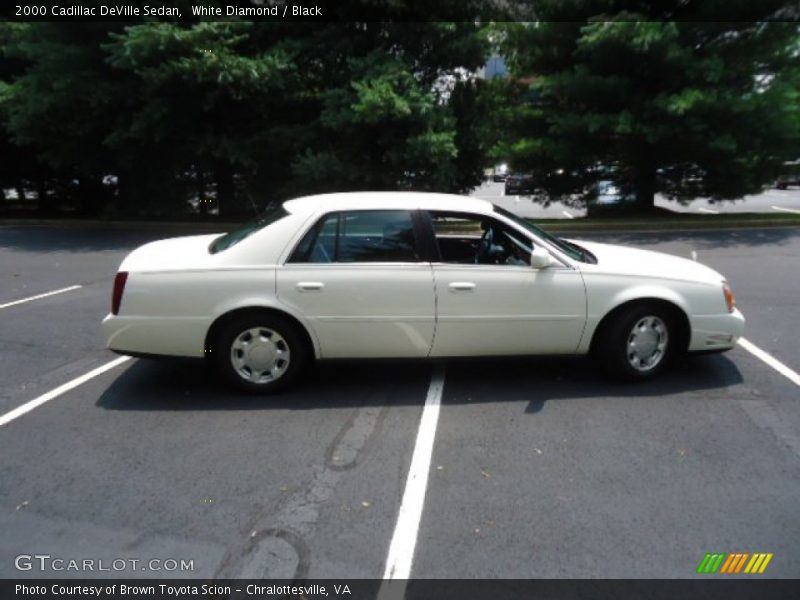 White Diamond / Black 2000 Cadillac DeVille Sedan