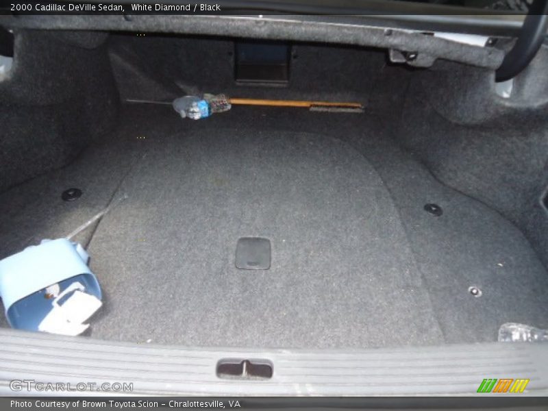 White Diamond / Black 2000 Cadillac DeVille Sedan