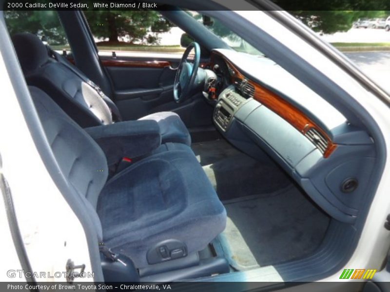 White Diamond / Black 2000 Cadillac DeVille Sedan