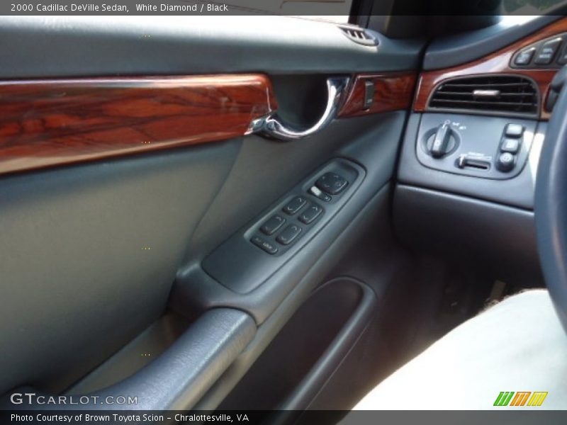 White Diamond / Black 2000 Cadillac DeVille Sedan
