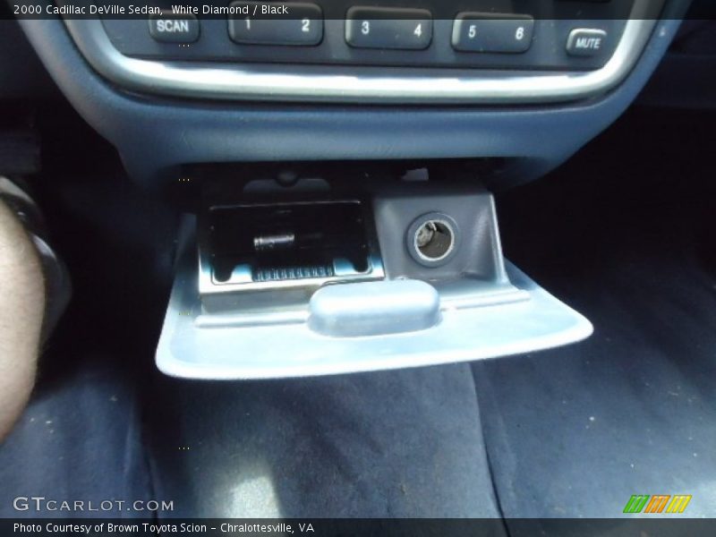 White Diamond / Black 2000 Cadillac DeVille Sedan