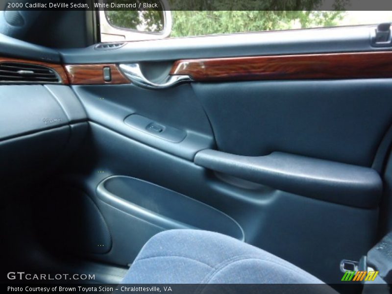 White Diamond / Black 2000 Cadillac DeVille Sedan