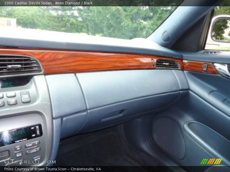 White Diamond / Black 2000 Cadillac DeVille Sedan
