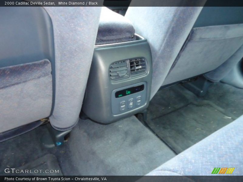 White Diamond / Black 2000 Cadillac DeVille Sedan
