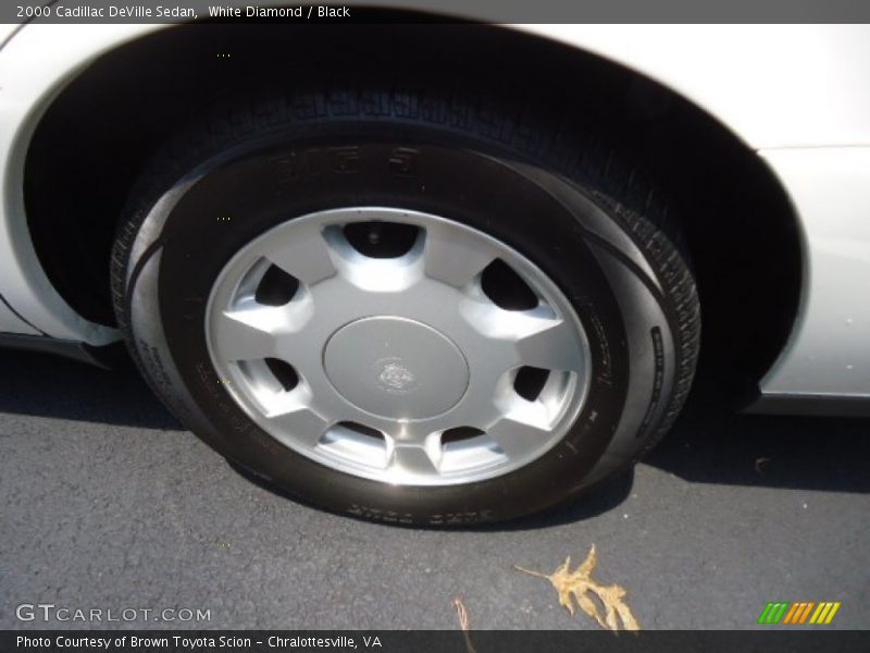 White Diamond / Black 2000 Cadillac DeVille Sedan
