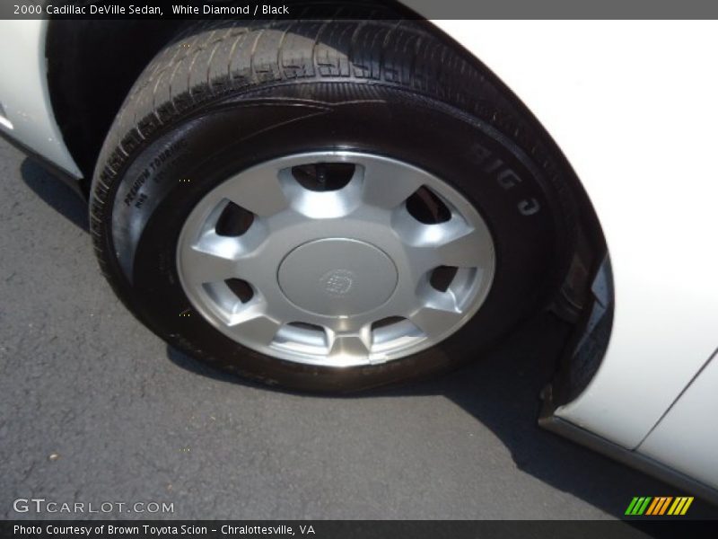White Diamond / Black 2000 Cadillac DeVille Sedan