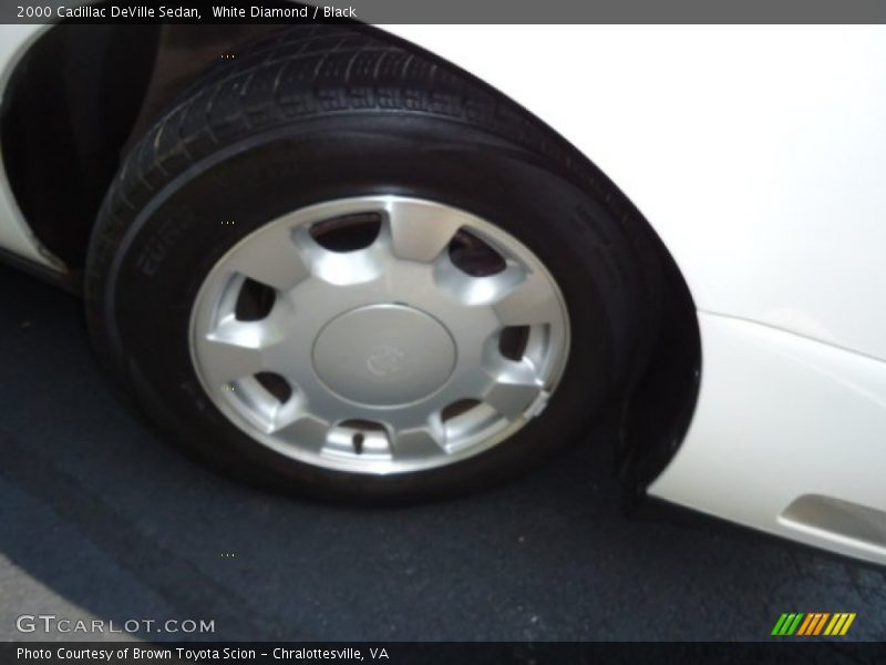White Diamond / Black 2000 Cadillac DeVille Sedan