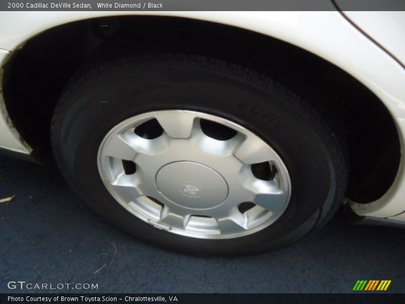 White Diamond / Black 2000 Cadillac DeVille Sedan