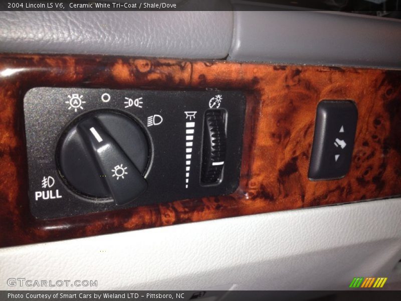 Ceramic White Tri-Coat / Shale/Dove 2004 Lincoln LS V6