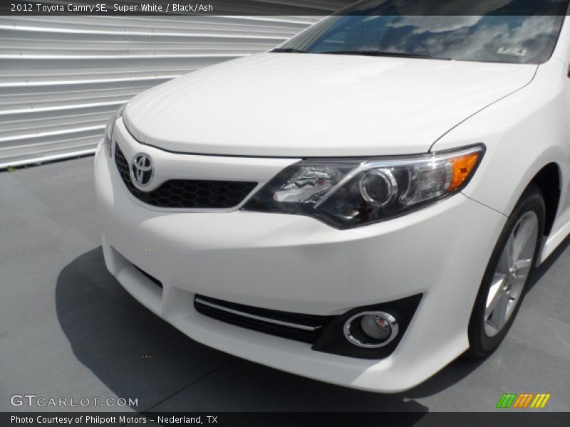 Super White / Black/Ash 2012 Toyota Camry SE