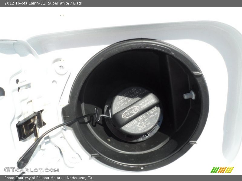 Super White / Black 2012 Toyota Camry SE