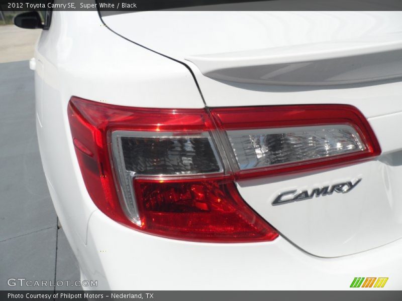Super White / Black 2012 Toyota Camry SE