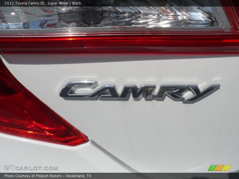 Super White / Black 2012 Toyota Camry SE