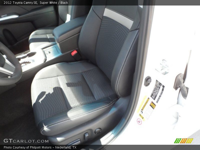 Super White / Black 2012 Toyota Camry SE