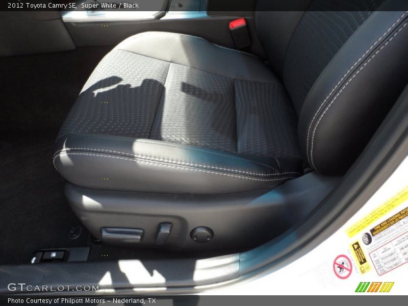 Super White / Black 2012 Toyota Camry SE