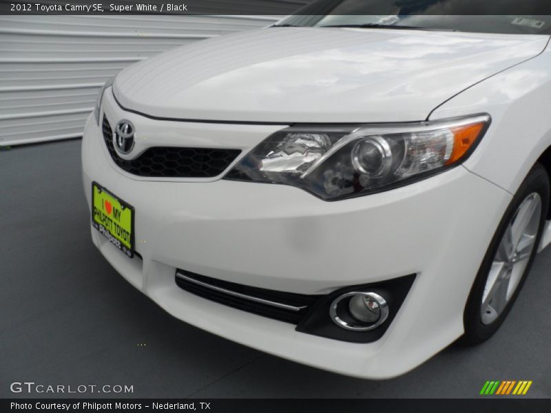 Super White / Black 2012 Toyota Camry SE