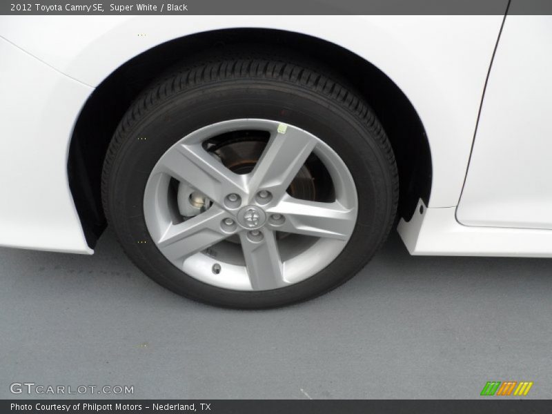 Super White / Black 2012 Toyota Camry SE