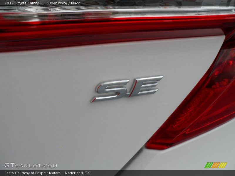 Super White / Black 2012 Toyota Camry SE