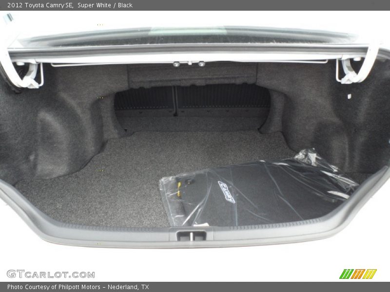 Super White / Black 2012 Toyota Camry SE