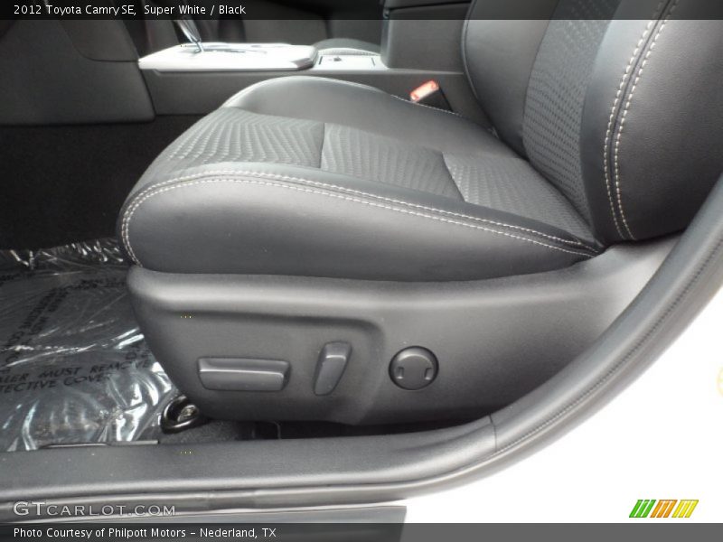 Super White / Black 2012 Toyota Camry SE