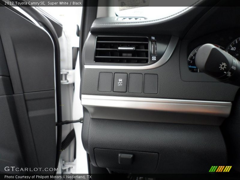 Super White / Black 2012 Toyota Camry SE