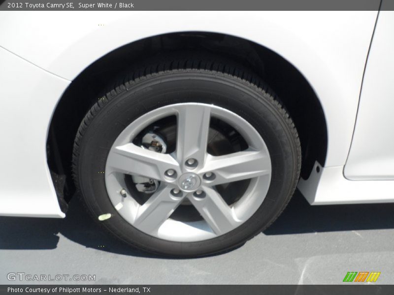 Super White / Black 2012 Toyota Camry SE
