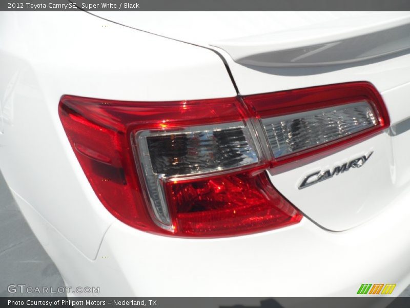 Super White / Black 2012 Toyota Camry SE