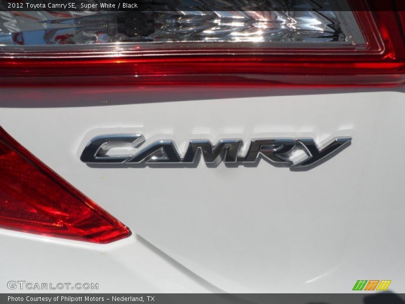 Super White / Black 2012 Toyota Camry SE