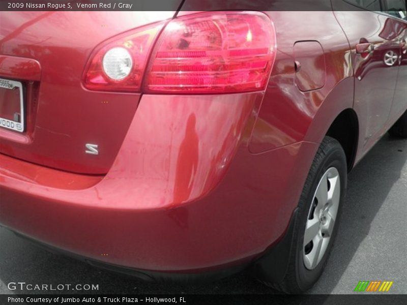 Venom Red / Gray 2009 Nissan Rogue S